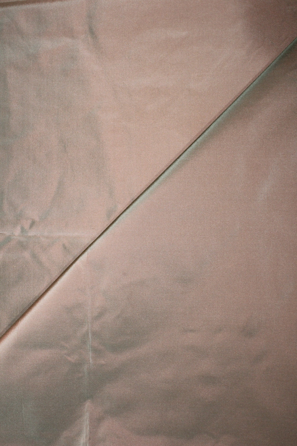 Silk taffeta fabric iridescent salmon x green 54&quot; 30MM TAF298[4]