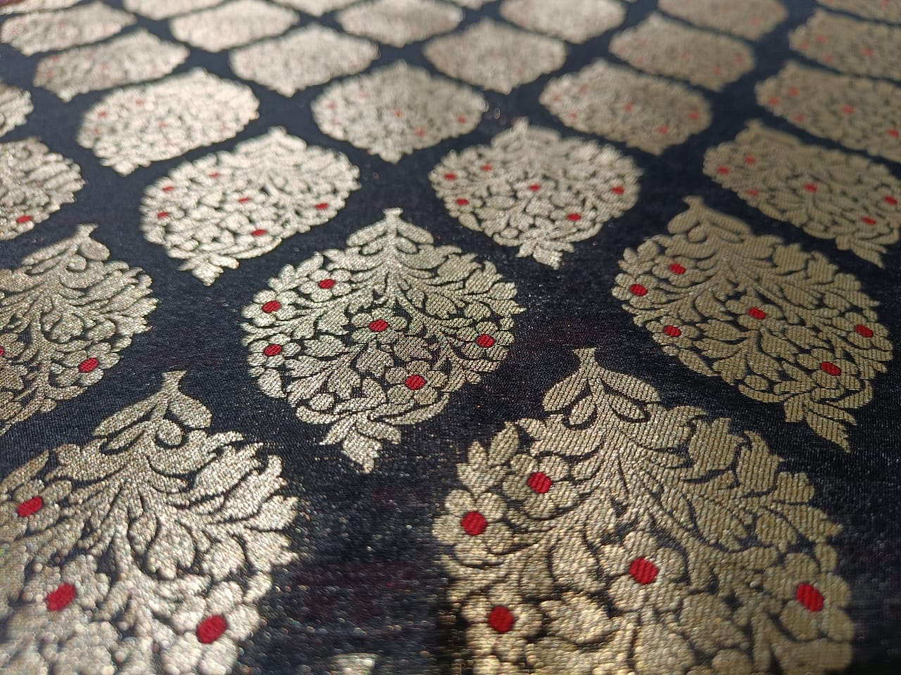 Brocade jacquard fabric black red and gold color 44" wide BRO839[1]